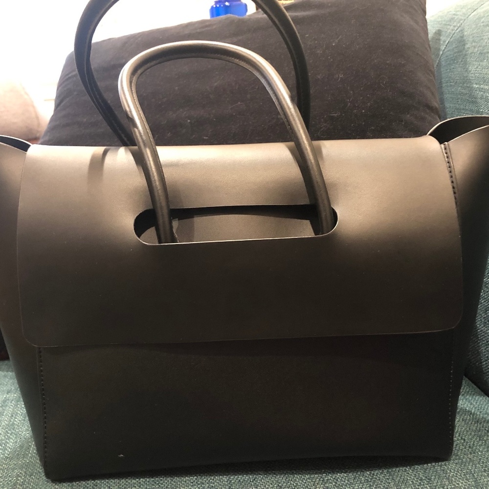 Unitude flap closure handbag